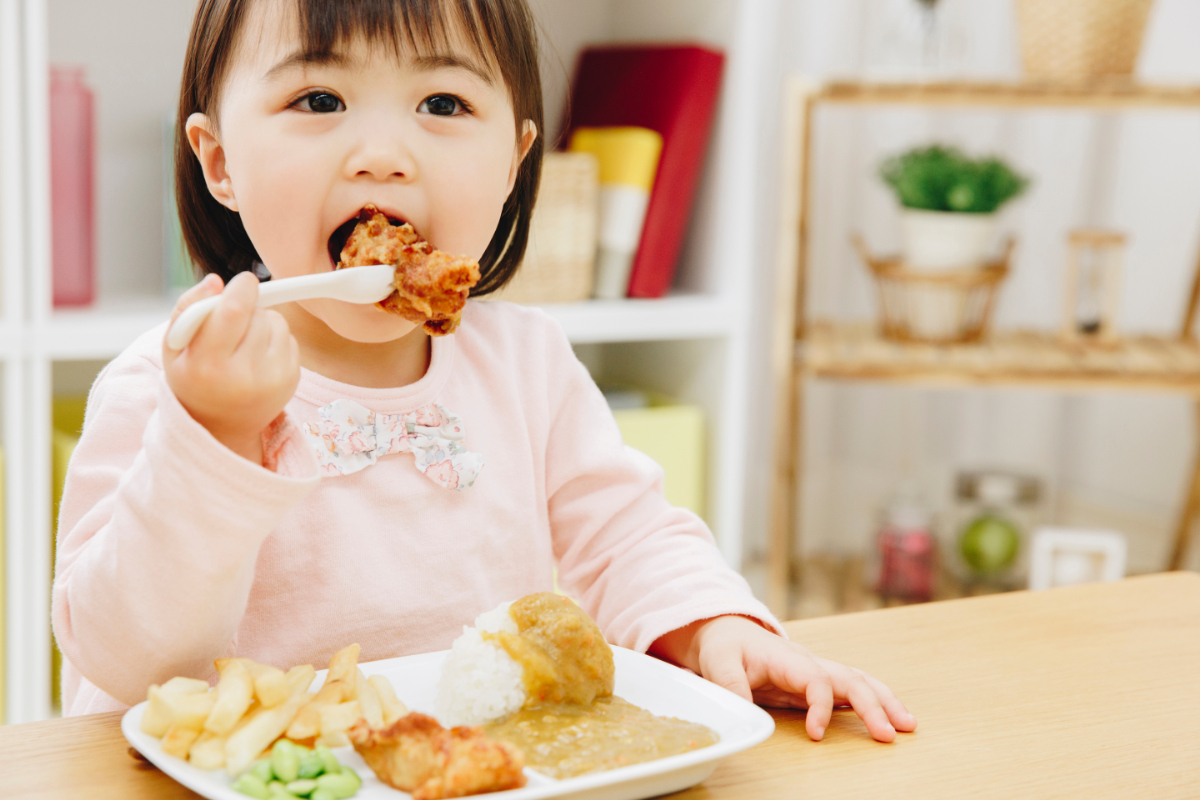 子どもが口呼吸をしているときのサインである、食べる時にくちゃくちゃ音がする様子