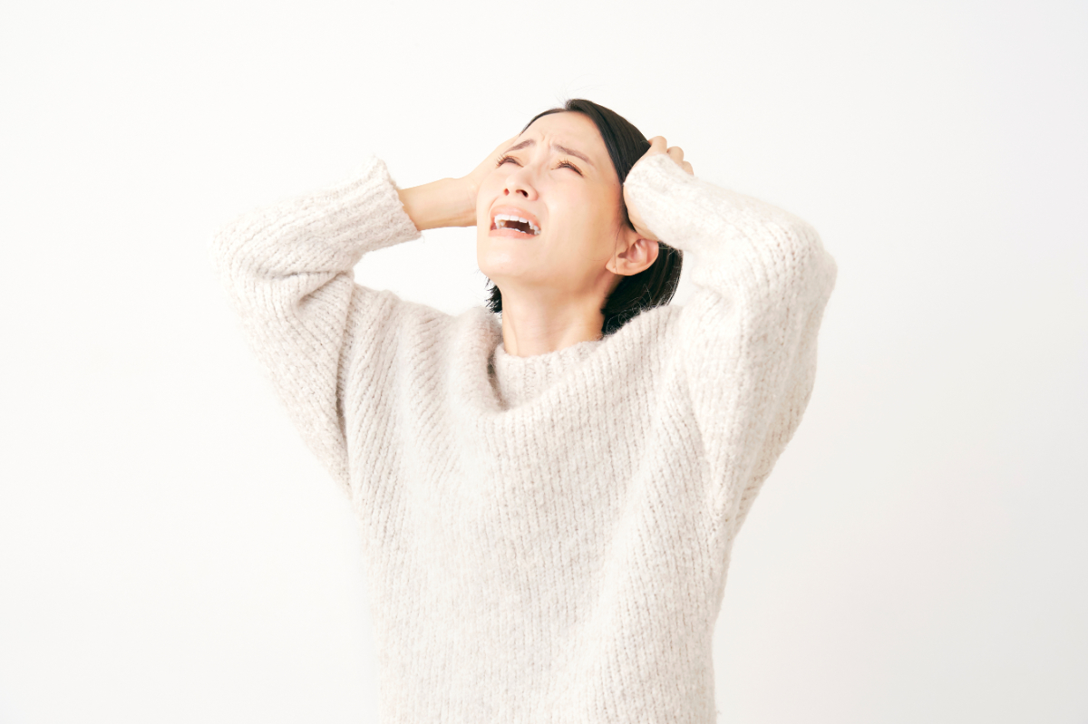 ワイヤー矯正の痛みを怖がっている女性