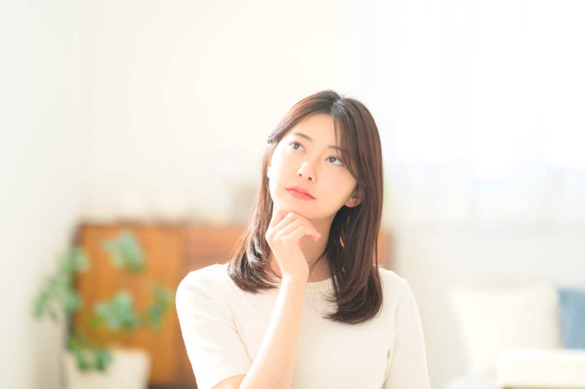 ワイヤー矯正とは何かを考えている女性