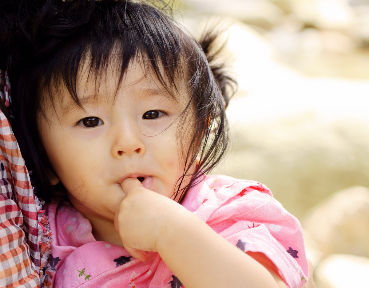 指しゃぶりをしてしまう子ども