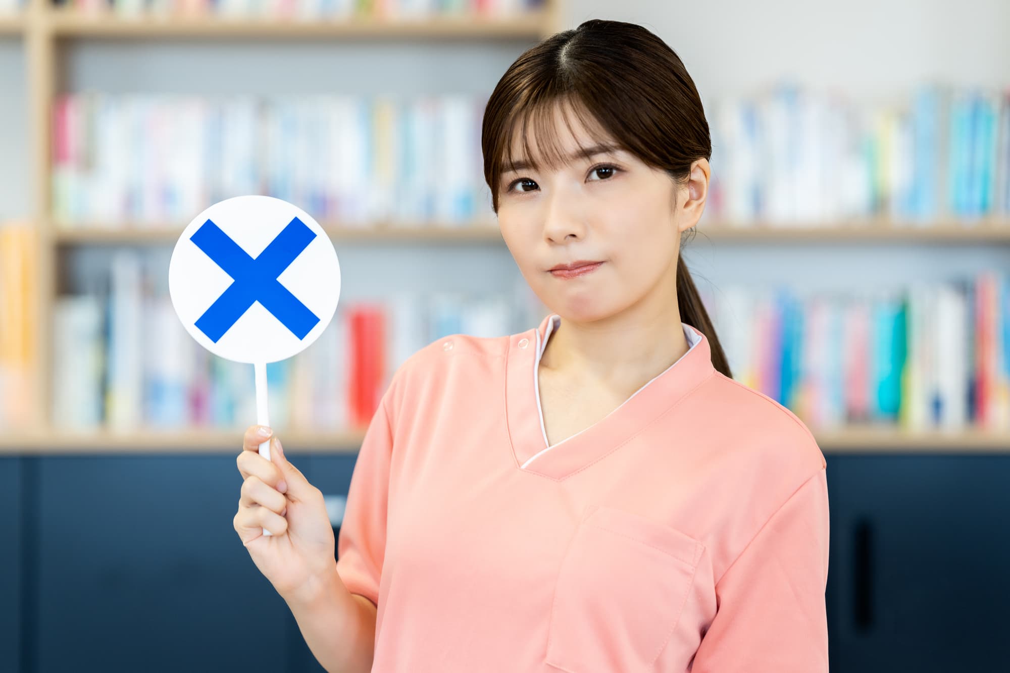 ホームホワイトニングの効果がないとバツマークを示す歯科医