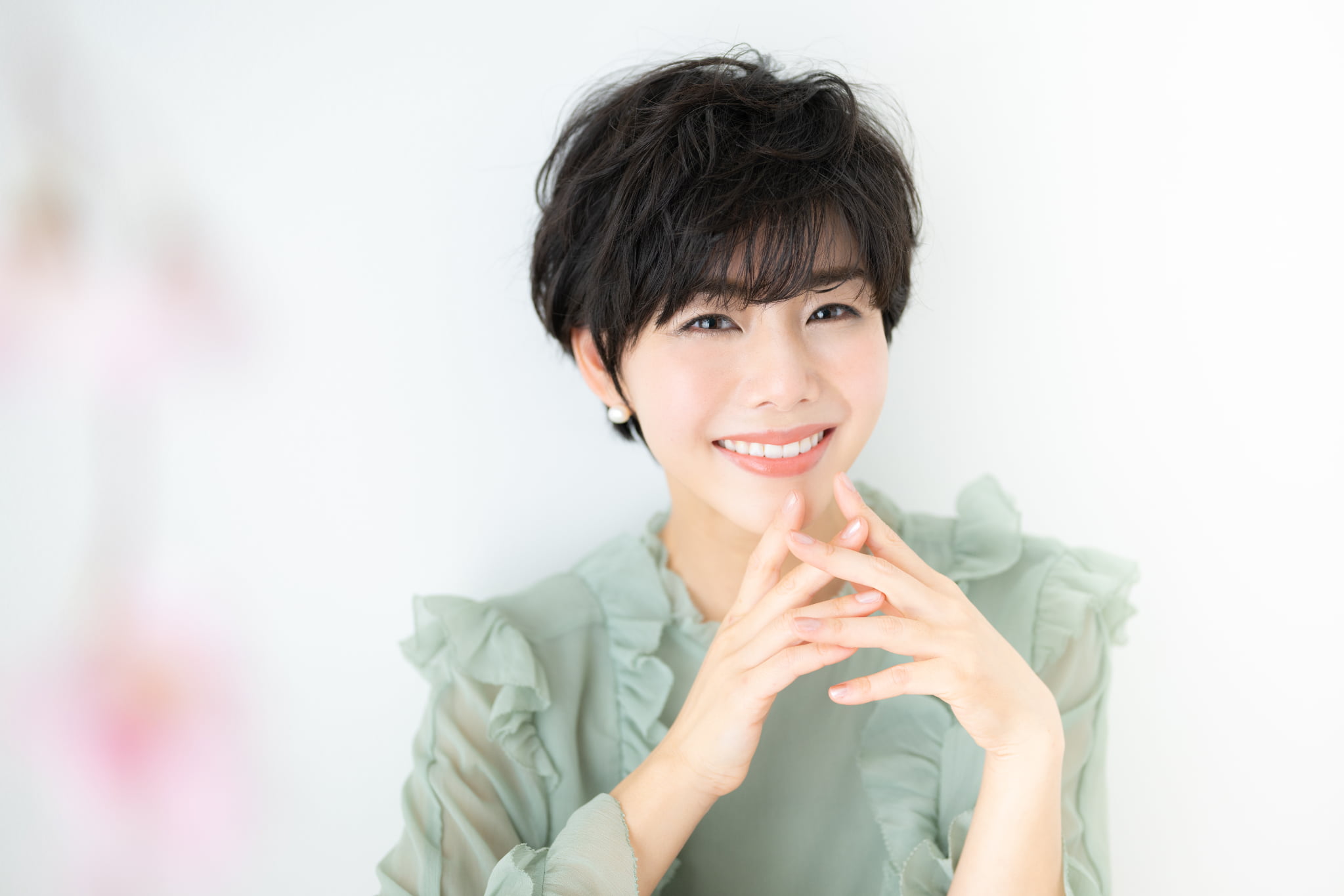 ホームホワイトニングの効果に満足して微笑む女性