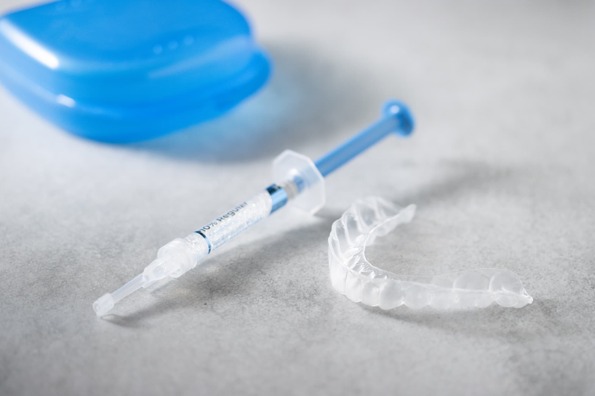 ホームホワイトニングに使用するマウスピースと薬剤の入ったシリンジ