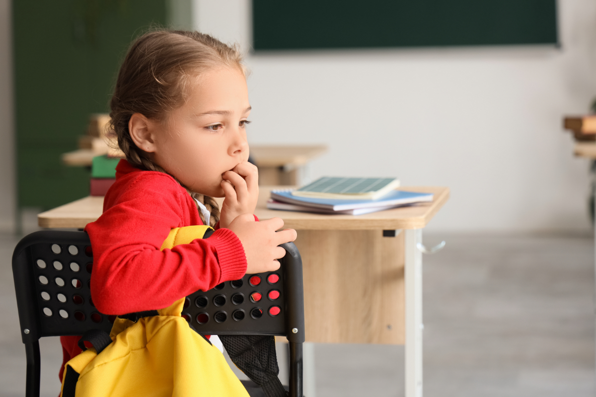 歯並びが悪くなる原因である、爪を噛んでいる子ども