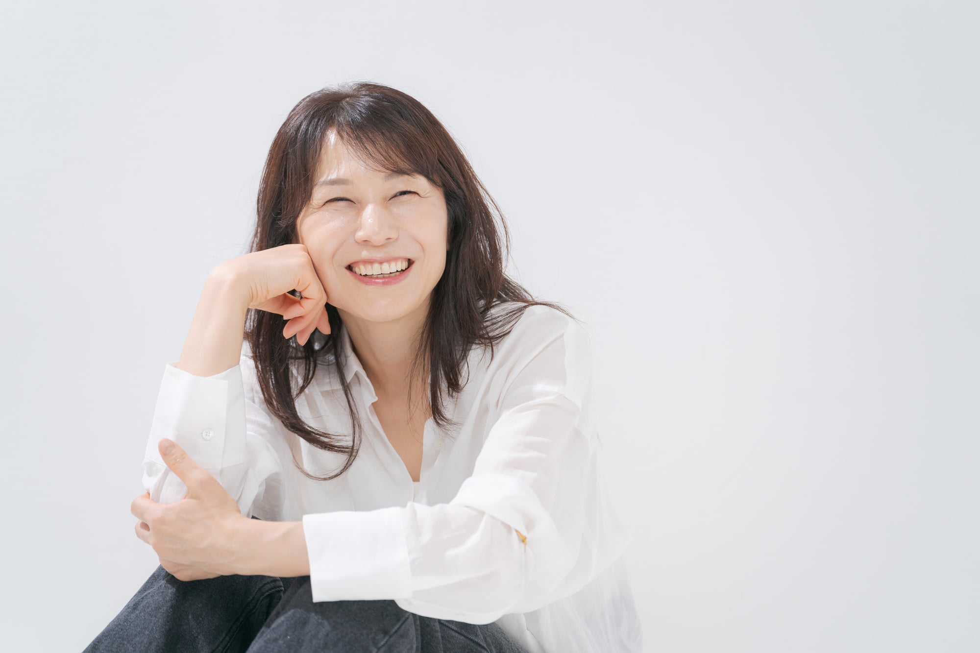 自分に合った素材で治療ができて満足して笑うミドル女性