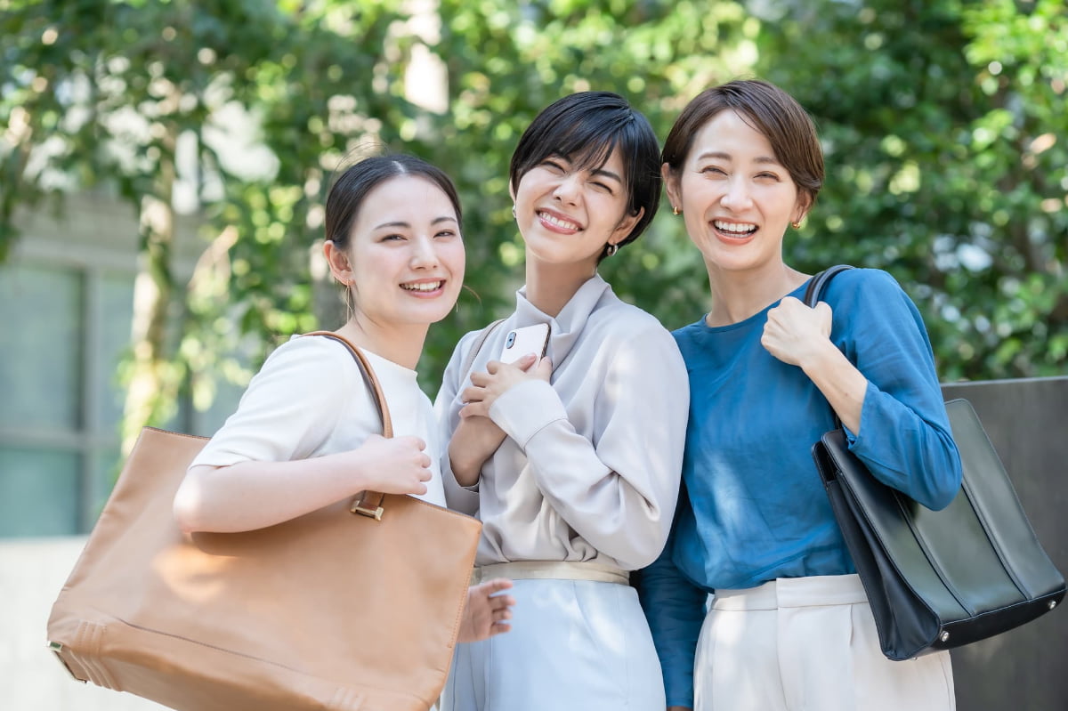 マウスピース矯正後のリテーナーで後戻りを防いだ女性が笑顔で友人と過ごしているイメージ