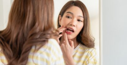 歯周病のセルフチェックをしている女性