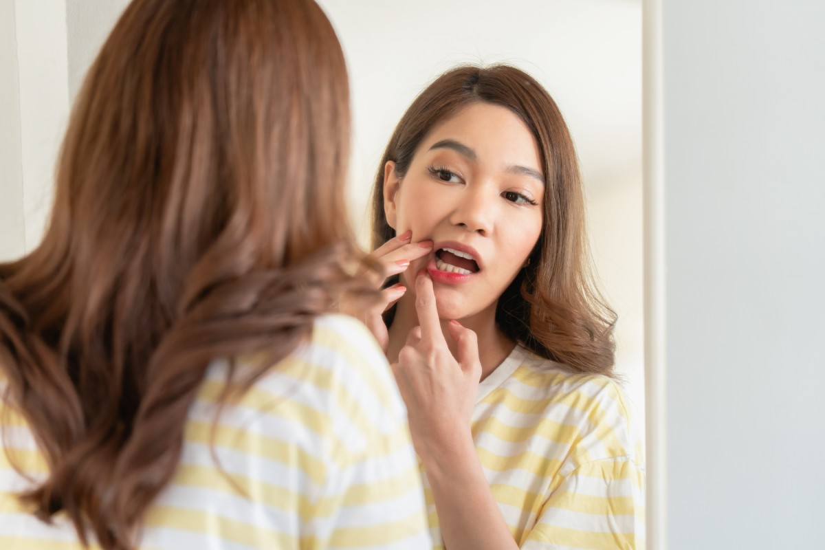 歯周病のセルフチェックをしている女性