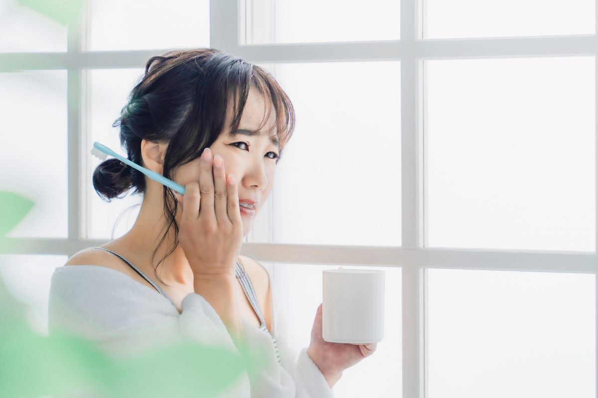 虫歯の見分ける要素である、歯がしみている女性