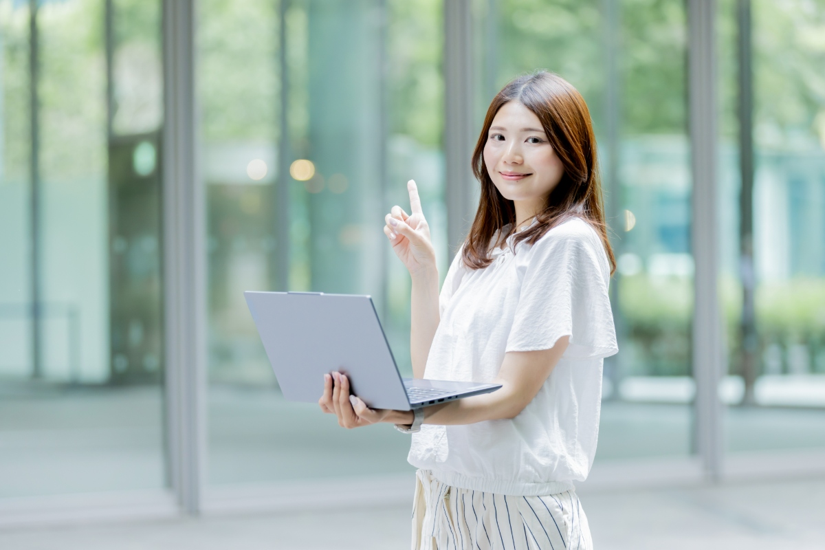 虫歯を早期に発見することの重要性を紹介する女性