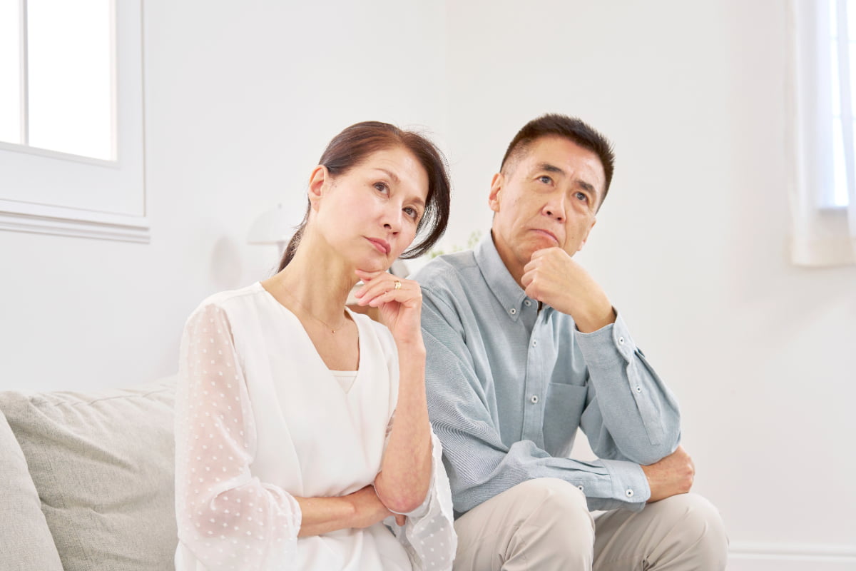 差し歯が変色する原因を考える夫婦