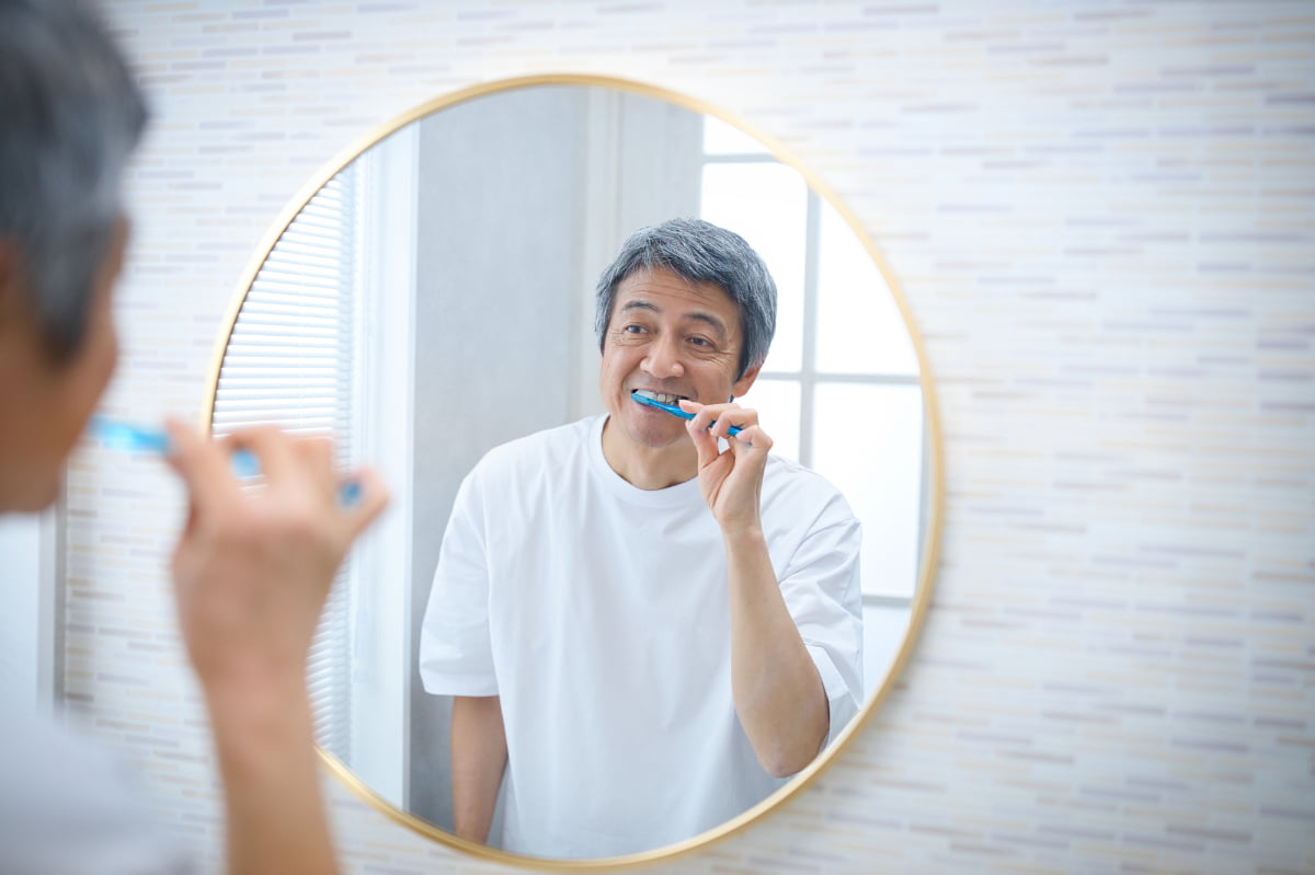正しい歯磨きを心がける男性