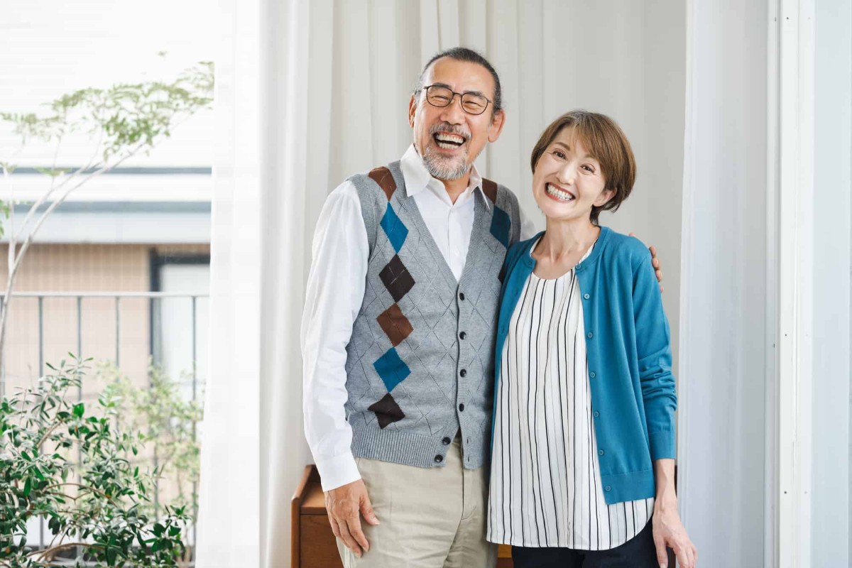 インプラント治療に満足している笑顔のミドル夫婦