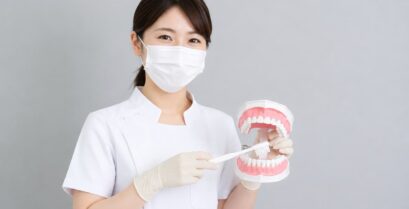 ブラッシング指導について伝える歯科衛生士の女性