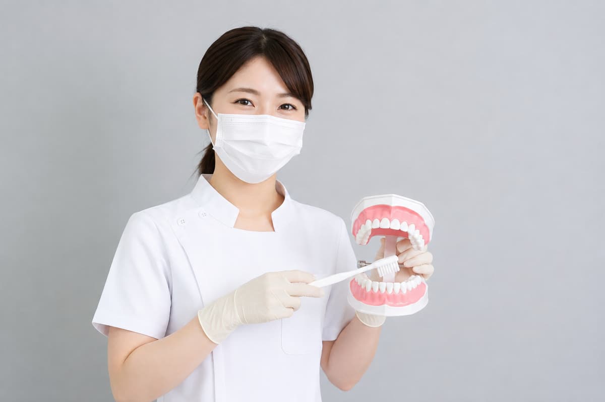 ブラッシング指導について伝える歯科衛生士の女性